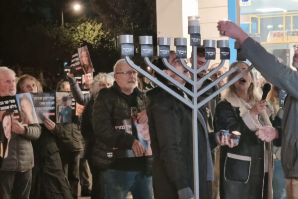 צבי זוסמן בהדלקת נרות מול בית ראש הממשלה. "ועדת חקירה צריכה להאיר את אור האמת" (צילום: דוד טברסקי)