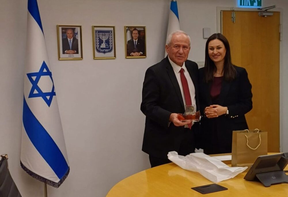 שר החקלאות אבי דיכטר נפגש עם שרת החקלאות של קפריסין, מריה פאנאיוטון (צילום: משרד החקלאות וביטחון המזון) שר החקלאות אבי דיכטר נפגש עם שרת החקלאות של קפריסין, מריה פאנאיוטון (צילום: משרד החקלאות וביטחון המזון)