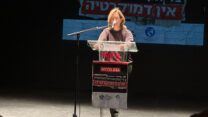 אילנה דיין בכנס מחאה על רפורמות בתקשורת (צילום: שייקה קומורניק)