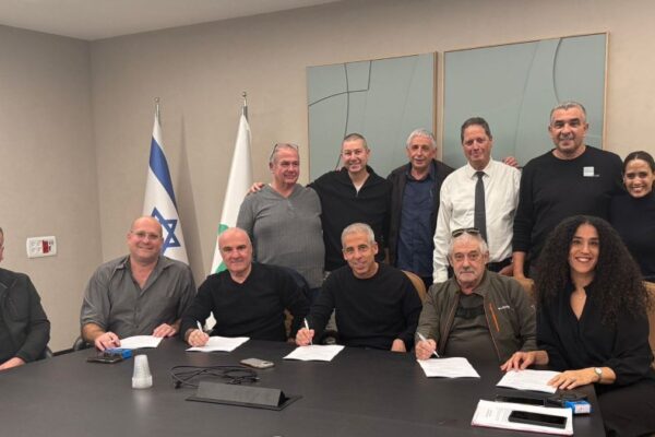 מעמד החתימה על הסכם קיבוצי ראשון בחברת אגד גולן (צילום: דוברות ההסתדרות)