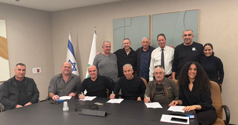 מעמד החתימה על הסכם קיבוצי ראשון בחברת אגד גולן (צילום: דוברות ההסתדרות) מעמד החתימה על הסכם קיבוצי ראשון בחברת אגד גולן (צילום: דוברות ההסתדרות)