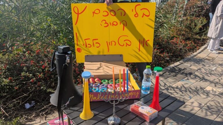 פעילות מחאה והדלקת נירות במוסכי פריסבי ובעמדות המכירה וההשכרה. לפני כשלושה שבועות הכריזו על סכסוך עבודה (צילום: ניצן צבי כהן)