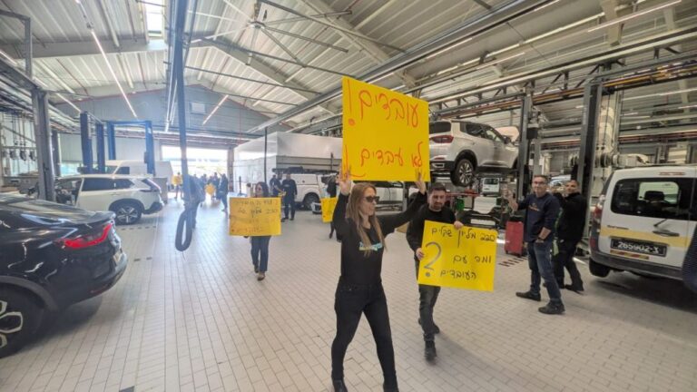 חברי וועד העובדים: לימור סגלוביץ׳ (במרכז), איתן נימקובסקי, ניר גרין, אבירו בן אבו, אלדד בן ציון, דבורית חדיו, חיים מזרחי ואודי דרור. בתום ההפגנה עברו חברי הוועד וחילקו דונאטס לעובדים (ניצן צבי כהן)