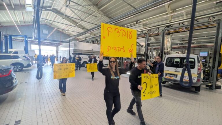 חברי וועד העובדים: לימור סגלוביץ׳ (במרכז), איתן נימקובסקי, ניר גרין, אבירו בן אבו, אלדד בן ציון, דבורית חדיו, חיים מזרחי ואודי דרור. "חג שמח חברים! באנו לפה כי אנחנו מאמינים שלעובדים מגיע יותר!" (ניצן צבי כהן)