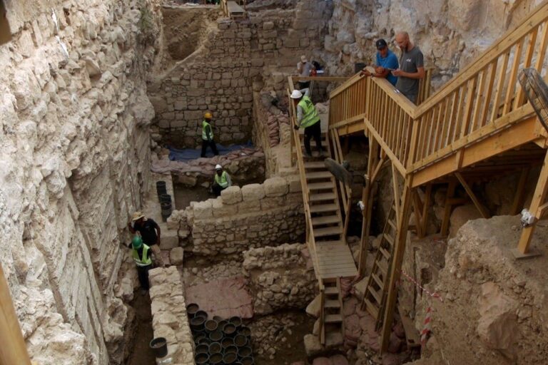 שטח החפירה שהתגלה בו התליון הנדיר (צילום: אמיל אלג'ם, רשות העתיקות)