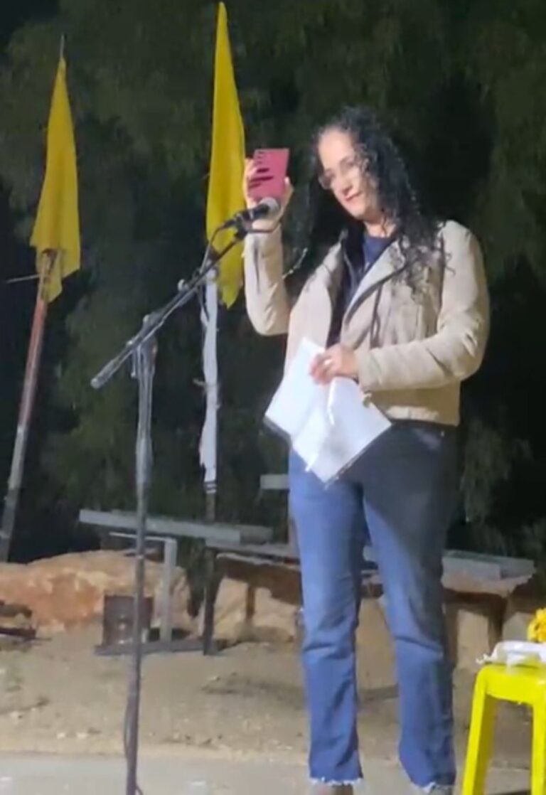 הראל פלחצניסקי, דודתו של החלל החטוף רן גואילי, משמיעה את השיר "אצלנו בגן" בעצרת להשבתו בשער הנגב (צילום יהל פרג')