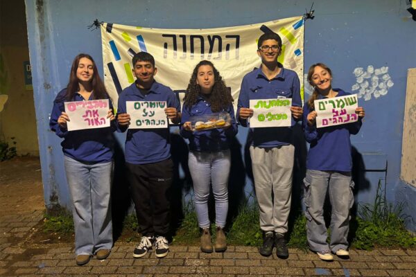 חניכי המחנות העולים במבצע חלוקת סופגניות לנהגי אוטבוסים (צילום: דובורת המחנות העולים)