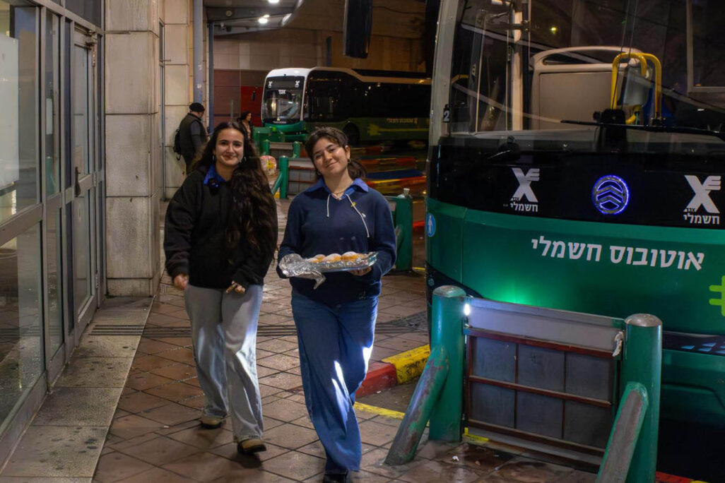 חניכי השומר הצעיר במבצע חלוקת סופגניות לנהגי אוטובוסים (צילום: דוברות השומר הצעיר) חניכי השומר הצעיר במבצע חלוקת סופגניות לנהגי אוטובוסים (צילום: דוברות השומר הצעיר)