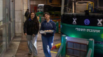 חניכי השומר הצעיר במבצע חלוקת סופגניות לנהגי אוטובוסים (צילום: דוברות השומר הצעיר)