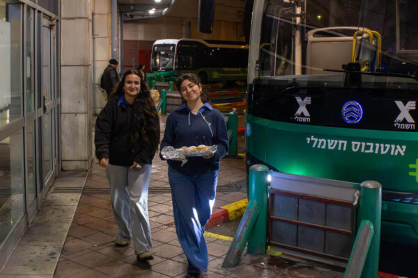 חניכי השומר הצעיר במבצע חלוקת סופגניות לנהגי אוטובוסים (צילום: דוברות השומר הצעיר)
