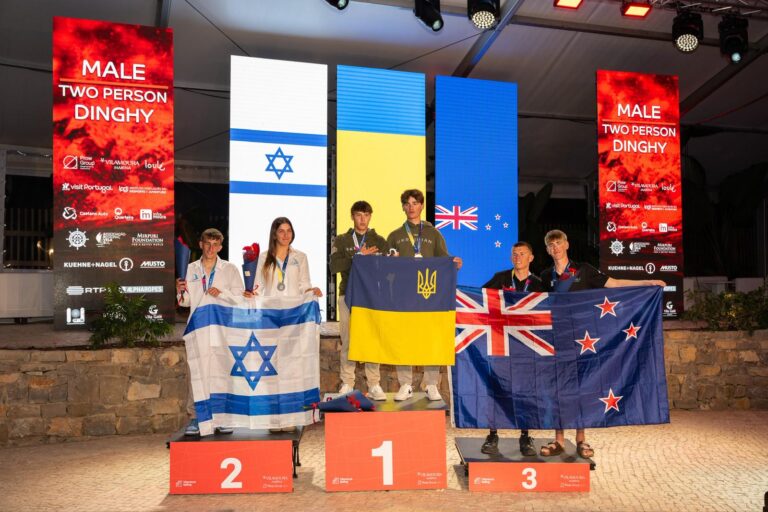 ליה שטוב וזיו שפלר עם דגל ישראל על הפודיום (צילום: World Sailing)