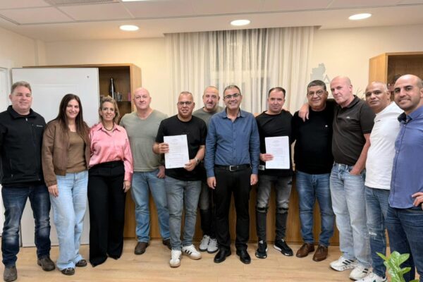 מעמד חתימת ההסכם הקיבוצי (צילום: דוברות ההסתדרות)