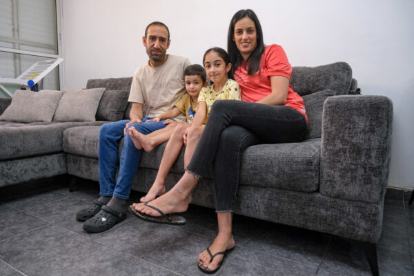 מריה דוידוב (מימין), עם ילדיה אגם ואושר ובעלה יניב בדירה שאליה התפנו (צילום: דוד טברסקי)