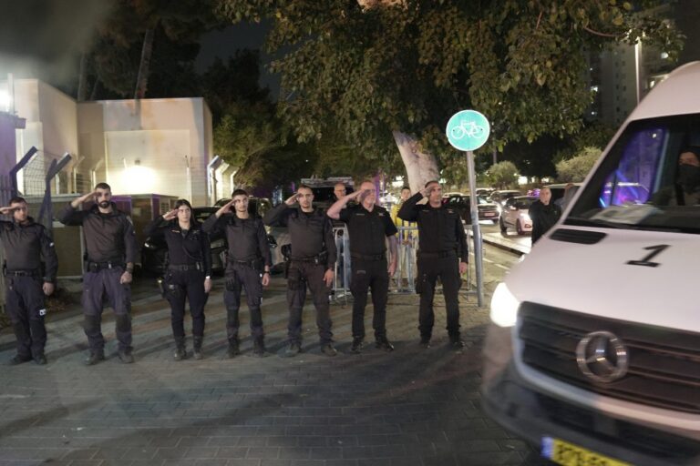 הרכב ובו ארונו של החלל החטוף נכנס למכון לרפואה משפטית באבו כביר (צילום: דוברות המשטרה)