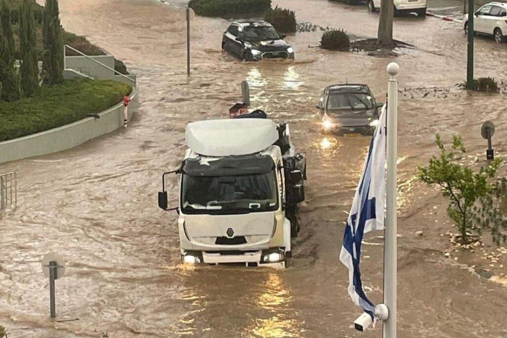 ההצפות בנתניה (צילום: כבאות והצלה) ההצפות בנתניה (צילום: כבאות והצלה)