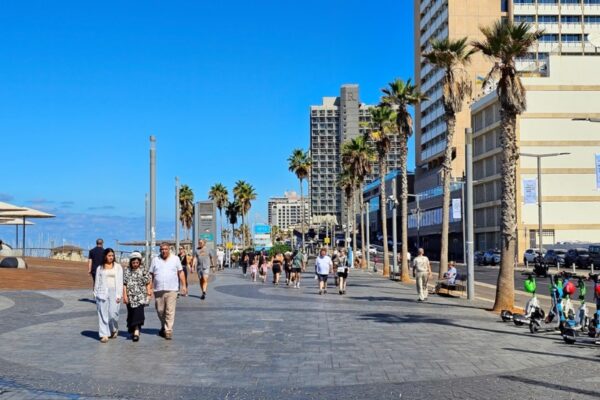 הולכים ברחוב בתל אביב בסתיו (צילום: Protasov AN / Shutterstock)