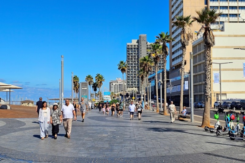 הולכים ברחוב בתל אביב בסתיו (צילום: Protasov AN / Shutterstock)