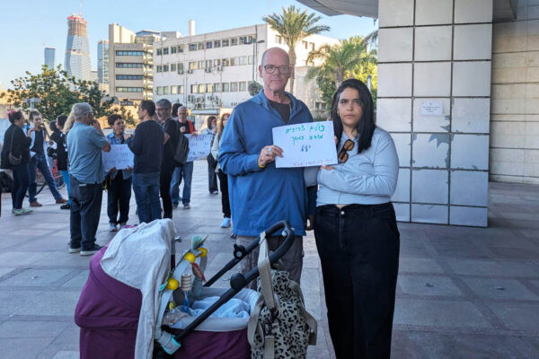 שרונה אנקווה ועופר פרצמן-שמר בהפגנת התמיכה במורה יעל לבקוביץ (צילום: מיכל מרנץ)