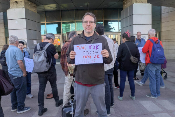 גיא שני בהפגנת התמיכה במורה יעל לבקוביץ (צילום: מיכל מרנץ)