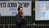 טליק גואילי בעצרת להשבת בנה, רני גואילי, במיתר (צילום: מטה משפחות החטופים והנעדרים)