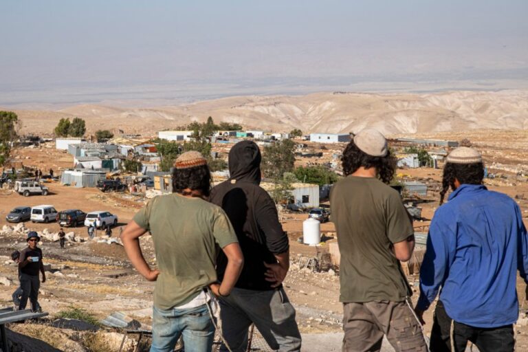 פרס סדרת השנה בתערוכת 'עדות מקומית 2025' הוענק לאבישי מוהר, על תיעוד של גירוש אלים של תושבי הכפר הפלסטיני הוותיק מע׳ייר א־דיר (צילום: אבישי מוהר)