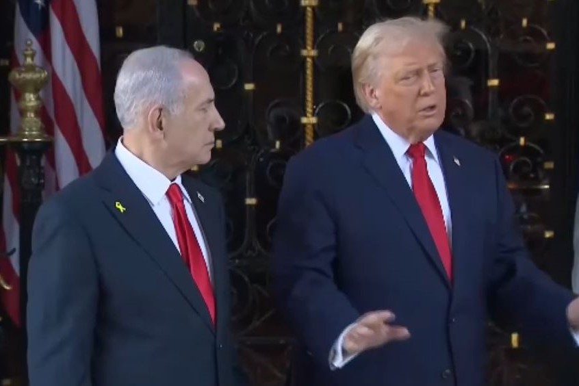 נשיא ארה"ב דונלד טראמפ באחוזתו בפלורידה עם ראש הממשלה בנימין נתניהו (צילום מסך)