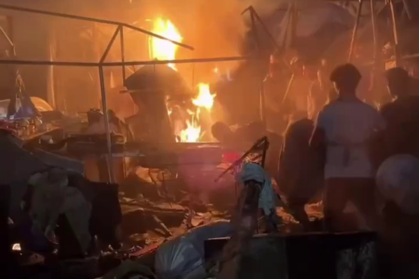 שריפה שפרצה במתחם אוהלים במואסי בחאן יונס בעקבות תקיפת צה"ל (צילום: מרשתות חברתיות)