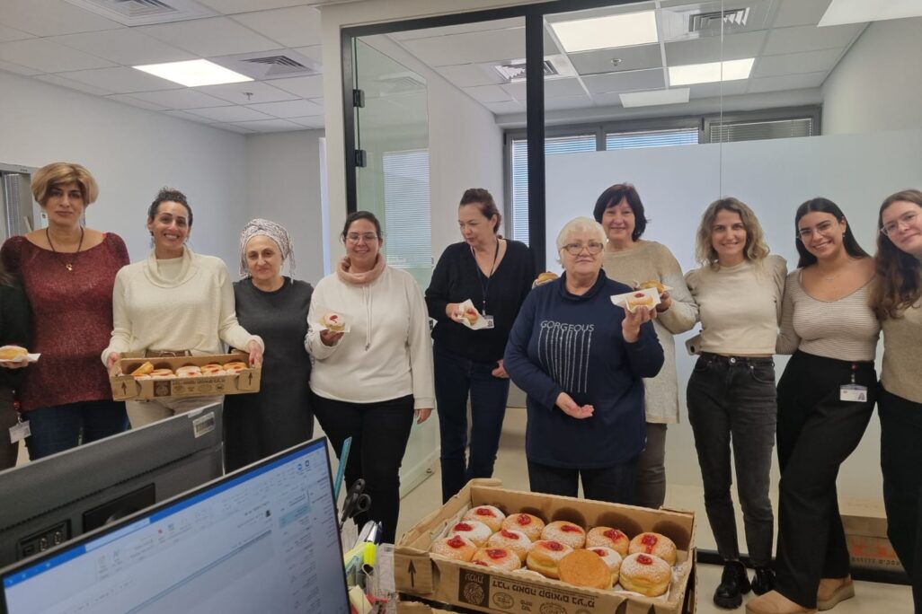 חלוקת סופגניות באדיבות הסתדרות עובדי המדינה