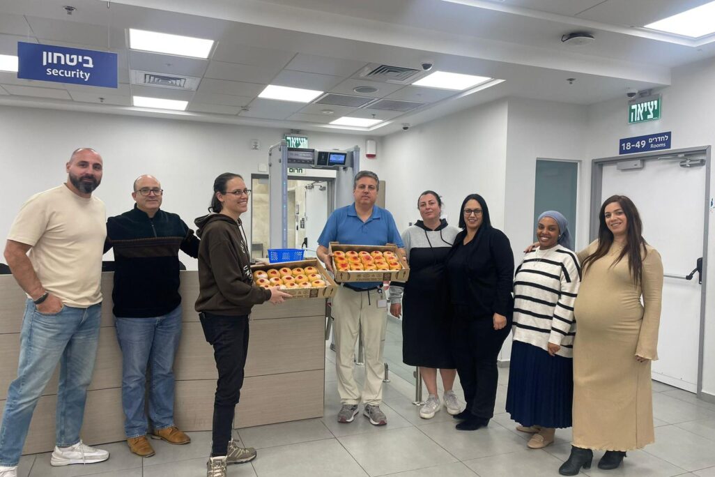 חלוקת סופגניות לעובדי המדינה