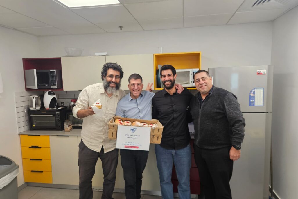 חלוקת סופגניות במשרד לשוויון חברתי