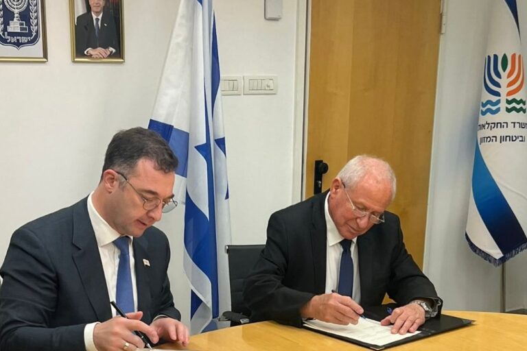 שר החקלאות וביטחון המזון, אבי דיכטר (מימין) ומקבילו הגיאורגי, מר דוד סונגולשווילי. השניים חתמו על הצהרת כוונות לשיתוף פעולה חקלאי בין המדינות (צילום: משרד החקלאות)