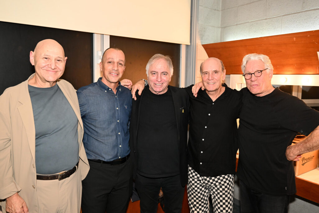 מאחורי הקלעים חיבוקים. יו"ר הסתדרות עובדי המדינה אופיר אלקלעי עם חברי להקת תיסלם. (צילום קובי קואנקס)