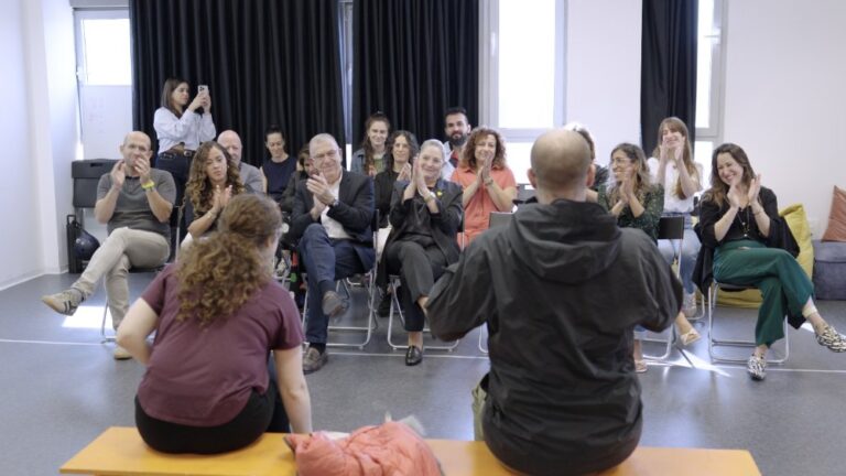 מתוך החזרות להצגה "קריית כמעט". "עזר לי מאוד שצילמתי את כל השיעורים" (צילום: עדי שמעוני)