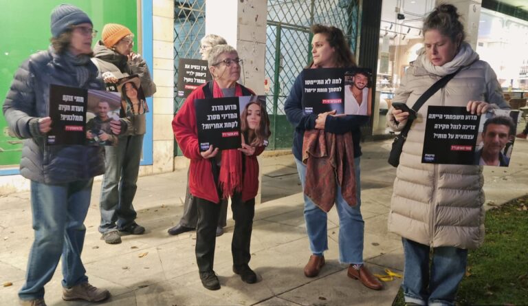 מפגינות נושאות שלטי מחאה עם תמונות נרצחים בהדלקת הנרות מול בית רה"מ (צילום: דוד טברסקי)