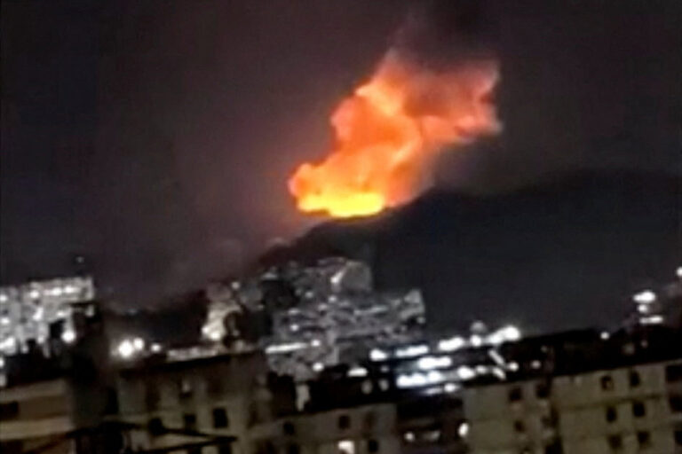 פיצוץ בקראקס, ונצואלה, בליל המבצע האמריקאי בו נתפס הנשיא מדורו (צילום: REUTERS)