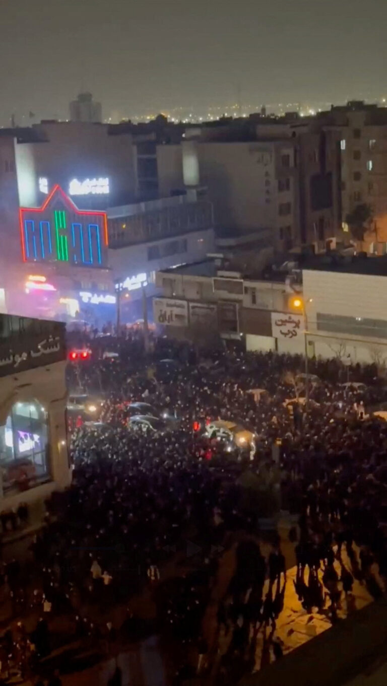 הפגנה נגד הממשל בטהרן (צילום: Social Media/via REUTERS)