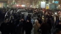 המונים מתכנסים להפגנה נגד הממשל האיראני (צילום: Social Media/via REUTERS)