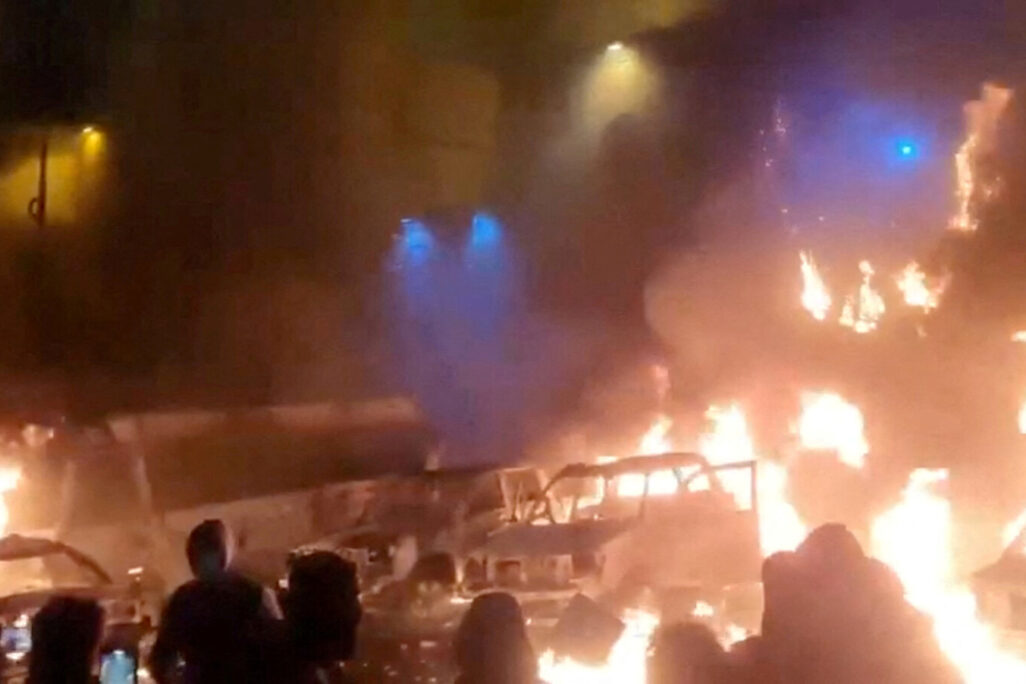 מפגינים וכלי רכב שהוצתו במחאה בטהרן, 9 בינואר 2026. "הניסיון המשמעותי ביותר להפיל את המשטר האיסלאמי" (צילום: Social Media/via REUTERS) מפגינים וכלי רכב שהוצתו במחאה בטהרן, 9 בינואר 2026. "הניסיון המשמעותי ביותר להפיל את המשטר האיסלאמי" (צילום: Social Media/via REUTERS)