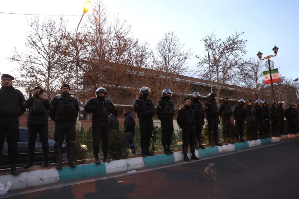 כוחות ביטחון מול הפגנה בטהרן (צילום: Majid Asgaripour/WANA via REUTERS)