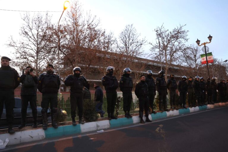 כוחות ביטחון מול הפגנה בטהרן (צילום: Majid Asgaripour/WANA via REUTERS)