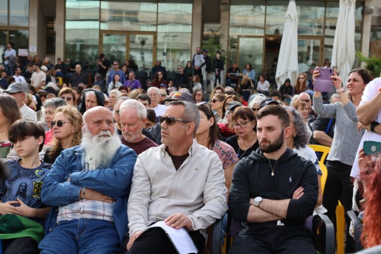 שורדי השבי מתן אנגרסט ועמרי מירן בקבלת השבת האחרונה בכיכר החטופי0 (צילום: דורון הבסי)