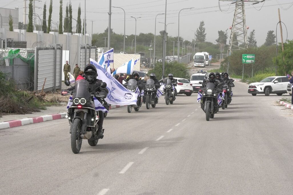 שיירת אופנועים בדרך למסע ההלוויה של רן גואילי (צילום: משטרת ישראל) שיירת אופנועים בדרך למסע ההלוויה של רן גואילי (צילום: משטרת ישראל)