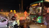 תאונת דרכים בין רכב לאוטובוס בכביש 431 בסמוך למחלף מבוא איילון (צילום: תיעוד מבצעי מד״א)