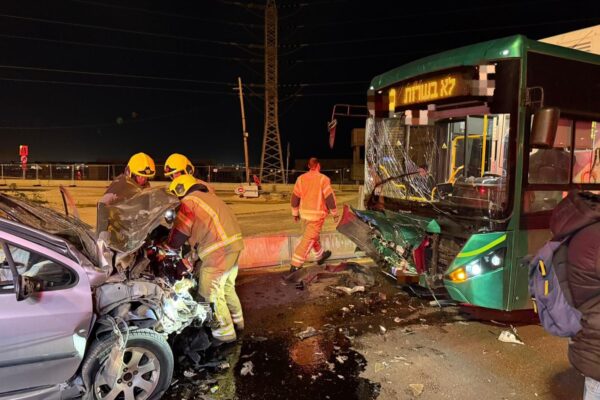 תאונת דרכים בין רכב לאוטובוס בכביש 431 בסמוך למחלף מבוא איילון (צילום: תיעוד מבצעי מד״א)