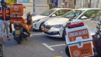 כוחות איחוד הצלה בזירה בה נפצע עובד בן 27 שנפלה עליו עגלת משא (צילום: איחוד הצלה)