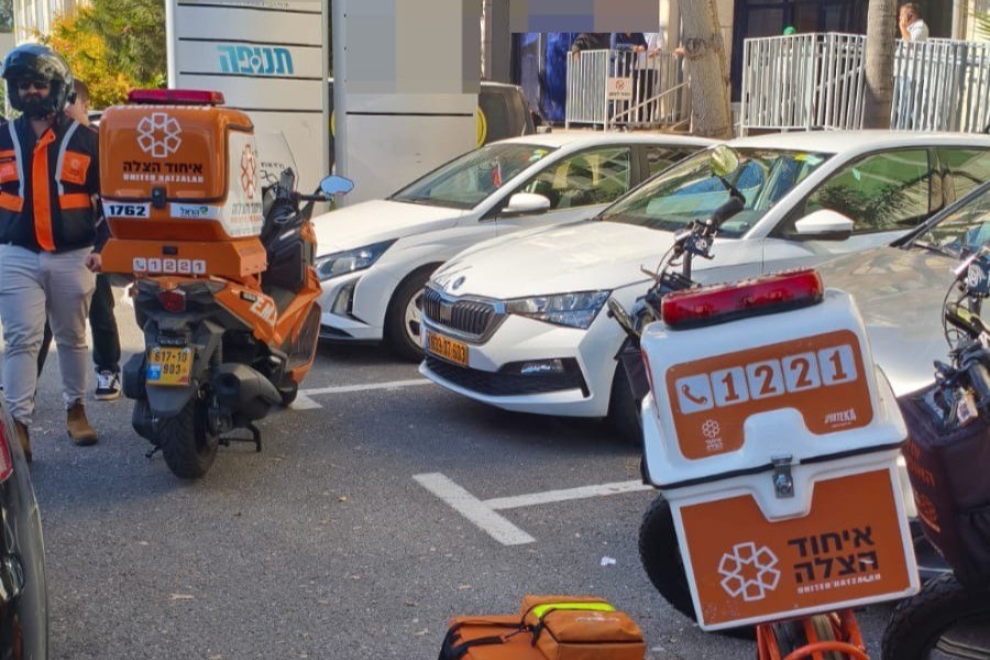 כוחות איחוד הצלה בזירה בה נפצע עובד בן 27 שנפלה עליו עגלת משא (צילום: איחוד הצלה)
