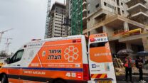 ניידת איחוד הצלה באתר הבנייה בו נפל למותו עובד בן כ-40 (צילום: איחוד הצלה)
