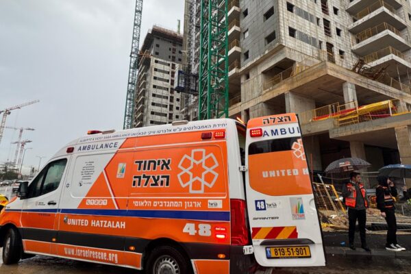 ניידת איחוד הצלה באתר הבנייה בו נפל למותו עובד בן כ-40 (צילום: איחוד הצלה)