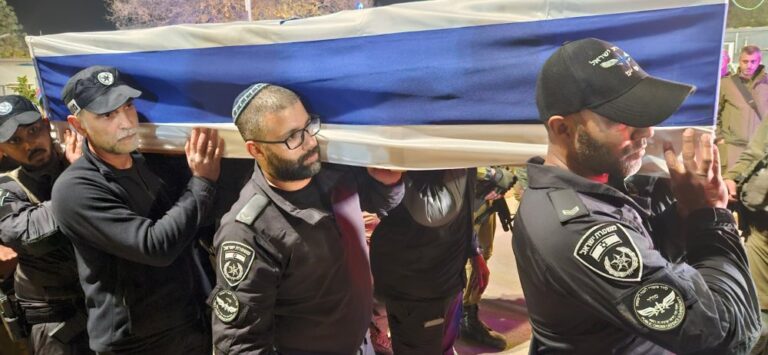 הארון של רן גואילי הועבר למשטרת ישראל ונישא בידי חבריו של רני מיחידת סה״ר (צילום: משטרת ישראל)