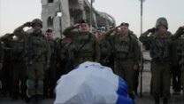 הרמטכ"ל מצדיע לרס"ר רן גואילי ז"ל בדרכו האחרונה מהרצועה (צילום: דובר צה"ל)